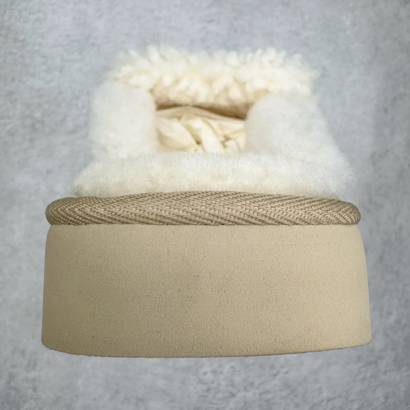 Pick up locally 💰 440 UGG slippers 1206 letter embroidered classic short-tube autumn and winter sheep fur all-in-one snow boots All shoes are made from the same factory as ZP Longfeng A-grade Australian imported sheep fur all-in-one Brand OEM production line Fully follow the ZP process flow OEM original pattern maker Adhere to no original shoes and no development selection Pay attention to every detail The most authentic version on the market TREADLITE "Light Wing" technology outsole Lightweight/durable/flexible/pile size: 35 36 37 38 39 40 Coding: by2936070